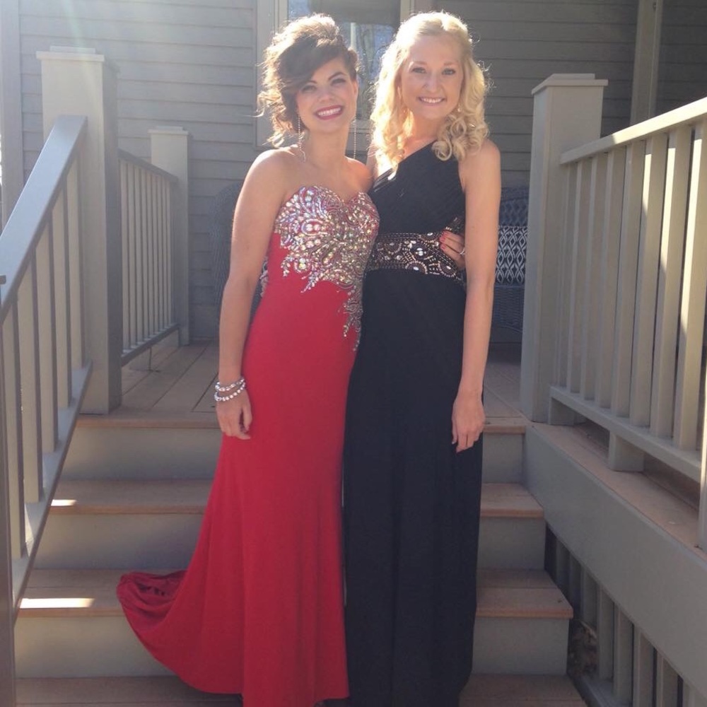 Formal dress - Picture 1 of 2